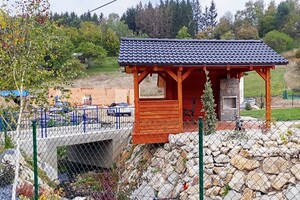 dřevěná pergola s úložnými prostory	