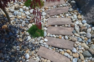 Betonová imitace dřeva - dlážkovice, trávníková obruba 1
