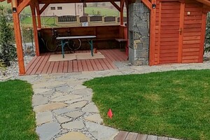 dřevěná pergola s úložnými prostory	