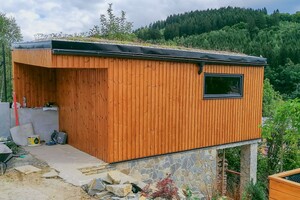 zahradní domek se zelenou střechou