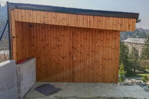 zahradní domek se zelenou střechou