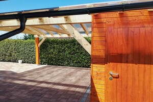 pergola na auto s úložným prostorem, střecha polykarbonát	