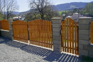 dřevěná brána a branka