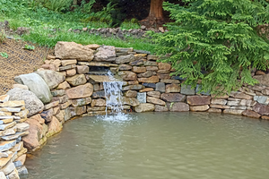 přírodní koupací jezírko - kamenný vodopád