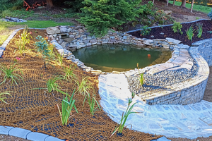 přírodní koupací jezírko s přepadem