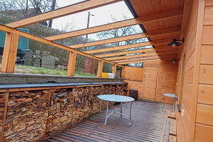 pergola s terasou a skladem dřeva