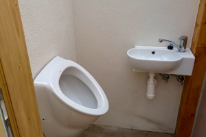 toaleta s umyvadlem v domácím wellness