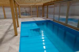 relaxační bazén se slanou vodou a protiproudem